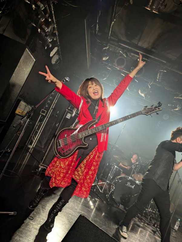 演奏中にカメラを向けられ、ポーズする私。