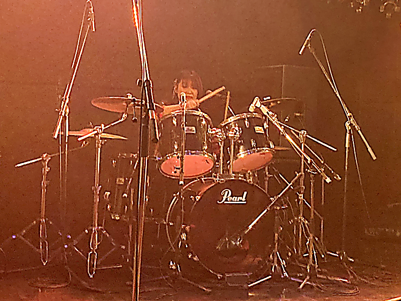 DELAYでドラムを叩くみか