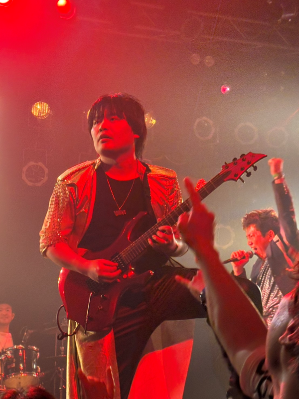 超絶ギターを披露するまさ